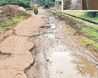 रेलवे अंडरपास में टपकता पानी, उधड़ी सड़कों से राहगीर बेहाल, बारिश में आवागमन हो जाता है ठप 