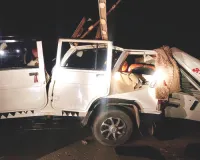 Road Accident : एसयूवी की डिवाइडर से जोरदार टक्कर, 2 लोगों की मौत ; 3 घायल