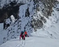 नेपाल में भीषण हिमस्खलन में 7 पर्वतारोहियों की मौत : 4 अभी भी लापता, हिमस्खलन की चपेट में आने से बर्फ में दबे