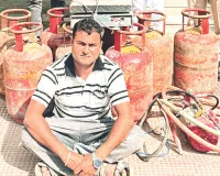 एलपीजी सिलेण्डरों से अवैध रिफिलिंग करते नौ पकडे़, 76 घरेलू सिलेण्डरों समेत कई उपकरण जब्त
