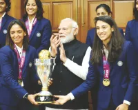 विमेंस वनडे वर्ल्ड कप : पीएम मोदी से मिली भारतीय टीम, कप्तान हरमनप्रीत कौर ने भेंट की जर्सी