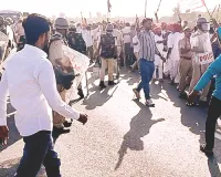 मांगों को लेकर ब्यावर-पिंडवाड़ा हाईवे पर पशुपालकों का महापड़ाव : समझाने गई पुलिस पर पथराव, बदले में पुलिस का लाठीचार्ज, आंसू गैस के गोले दागे