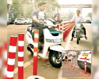 शार्ट कट से निकल रहे दो पहिया वाहन चालक,  सड़क सुरक्षा को बता रहे धत्ता, स्प्रिंग पोस्ट डिवाइडर तक तोड़े