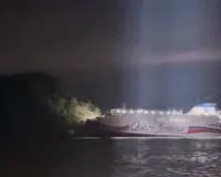 दक्षिण कोरिया में समुद्र में फंसी नाव : 267 यात्री है सवार, द्वीप के पास चट्टान से टकराई नाव