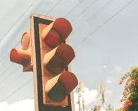 अमेरिका में ट्रैफिक सिग्नल हुआ ब्लू : ट्रैफिक व्यवस्था में बदलाव लाल, पीली और हरी लाइट के साथ अब दिखेगी नीली लाइट