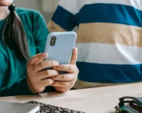 16 वर्ष से कम उम्र के बच्चों पर सोशल मीडिया बैन : मद्रास हाईकोर्ट सुझाव का संयुक्त अभिभावक संघ ने किया समर्थन, सुरक्षित भविष्य की दिशा में ऐतिहासिक कदम