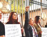 सेंगर की जमानत के विरोध में दिल्ली हाईकोर्ट के बाहर प्रदर्शन, जानें पूरा मामला 