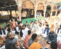 अंजुमन सचिव ने दरगाह नाजिम के नोटिस को बताया गलत, अतिक्रमण और लाइसेंस के मुद्दे से खफा खादिमों ने दिया धरना