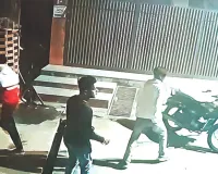 हथियार बंद बदमाशों ने प्रोपर्टी कारोबारी के घर बोला धावा : गोदाम व घर के गेट तोडे़, हमलावर सीसीटीवी में कैद