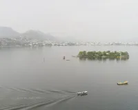 साथ आए युवक ने युवती को आनासागर झील में धकेला, जलकुंभी निकाल रहे युवक ने बचाया 