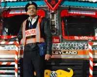 शराब के नशे में चालक ने नो एंट्री में घुसाया ट्रक : जान बचाने के लिए पुलिसकर्मी बोनट से लटका, चालक के खिलाफ मुकदमा दर्ज 