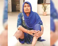 महिला वेश में पहाड़ में छुपा था आरोपी : गैराज में खड़ी 18 लग्जरी कारों में लगाई थी आग, पुलिस ने दबोचा 