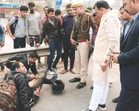 डिप्टी सीएम ने रुकवाया काफिला, हादसे में गंभीर घायल को संभाला और भेजा अस्पताल