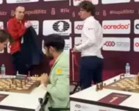 वर्ल्ड रैपिड/ब्लिट्ज शतरंज चैंपियनशिप 2025 : अर्जुन एरिगैसी ने कार्लसन को हराया, वर्ल्ड चैंपियन ने गुस्से में टेबल पर पटका हाथ 