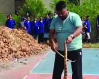 गुजरात में बेहोश हुआ सांप : शख्स ने सीपीआर देकर बचाया, स्ट्रो का किया प्रयोग