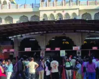 मोती डूंगरी गणेश मंदिर में पोष-बड़े वितरण, श्रद्धालुओं की उमड़ी भीड़