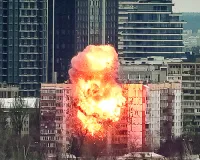 ट्रंप और जेलेंस्की के बीच शांति बैठक की तैयारी में खलल : यूक्रेन की राजधानी कीव पर रूस का भीषण हमला, एक मौत