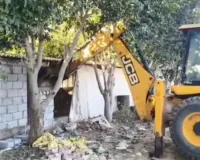 एंटी नारकोटिक्स सेल की छापेमारी : झुंझुनूं में एमडी ड्रग्स फैक्ट्री पर चला बुलडोजर, मुर्गी फार्म में बने स्टोरेज हाउस और मशीनों के कमरों को किया ध्वस्त