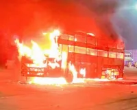 आगरा लखनऊ एक्सप्रेसवे पर भीषण हादसा, चलती बस बनी आग का गोला, जनहानि नहीं