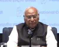 पेट्रोल की कीमत में वृद्धि पर खड़गे के निशाने पर केन्द्र सरकार, बोले- सरकार बताएं किस-किस को जा रही लूट की किश्त