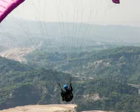 हिमाचल की भयावह हादसा: बिलिंग में पैराग्लाइडिंग के दौरान पायलट की मौत, पर्यटक घायल