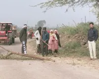 सड़क किनारे उगे अंग्रेजी बबूलों की कटाई से घटी हादसों की आशंका 