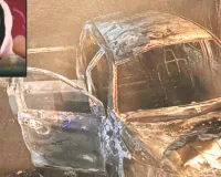 कार पलटते ही धधकी आग : मासूम बालिका की मौत और दंपति सहित चार घायल, जानें पूरा मामला