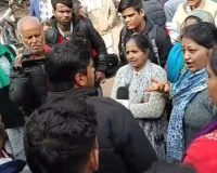 जे के लोन अस्पताल : महिला कर्मचारी ने नर्सिंग कर्मी पर लगाया छेड़छाड़ का आरोप, विरोध प्रदर्शन किया 