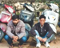 पुलिस ने वाहन चोर को किया गिरफ्तार : स्कूटी और बाइक जब्त, स्मैक का नशा करने के लिए करते थे चोरी