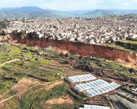 इटली में खिसकी 4 किमी लंबी चट्टान : खाई में लटके सैकड़ों आवास, लोगों को निकाला बाहर