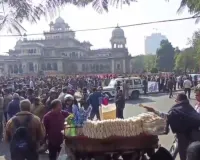 विभिन्न मांगों को लेकर महासंघ कर्मचारियों ने निकाली रैली, कई स्थानों पर वाहनों की लंबी कतार