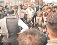 रेलवे ओवरब्रिज के बीच हादसा : पैदल चलते श्रद्धालुओं के ऊपर रुई से भरा ट्रक पलटा, 3 की मौत ; आधा दर्जन घायल