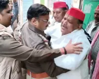 मणिकर्णिका घाट जा रहे सपा नेताओं को पुलिस ने रोका, सांसद वीरेंद्र सिंह धरने पर बैठे