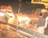 तेज रफ्तार ट्रेलर ने आठ को रौंदा, 4 की मौत : हाईवे पर पलटे ऑटो को सीधा कर रहे रहे थे, पिकअप को भी चपेट में लिया