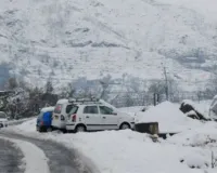 कश्मीर और लद्दाख में ठंड का प्रकोप : ऊंचे इलाकों में हल्की बर्फबारी का अनुमान, शीतलहर से जमे कुछ हिस्से