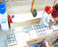 ग्राहक बन तीन महिलाओं ने उड़ाई चांदी की पायलों की पूरी ट्रे, सीसीटीवी में गैंग की करतूत कैद 