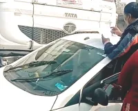 तेज रफ्तार से आए डंपर की टक्कर से दहशत : कार सवार लोग बाल-बाल बचे, चालक ने परिवार सहित कार को दो किलोमीटर तक घसीटा