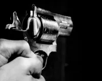 पुलिसकर्मी को पिस्तौल दिखाकर जान से मारने की धमकी, मौके पर पहुंचने से पहले ही आरोपी फरार