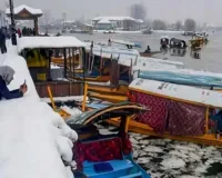 कश्मीर और लद्दाख में कड़ाके की ठंड : डल झील के किनारे जमी बर्फ की चादरें, तापमान शून्य से नीचे