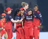 डब्ल्यूपीएल : लगातार पांचवीं जीत के साथ आरसीबी प्लेऑफ में, गुजरात को 61 रन से हराया