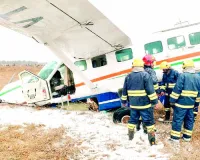 भुवनेश्वर में छोटे विमान की इमरजेंसी लैंडिंग : पायलटों के सुरक्षित लैंडिंग के कारण हताहत नहीं, मौके पर पहुंचा प्रशासन 