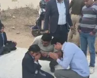 शिक्षक के ट्रांसफर पर छात्र भावुक : धरने पर बैठे, कहा- वापसी तक नहीं करेंगे स्कूल में प्रवेश 