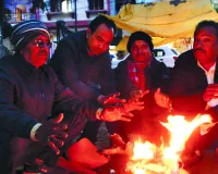 पहाड़ों पर बर्फबारी से प्रदेश में कड़ाके की सर्दी : शीतलहर के कारण ठिठुरन और गलन, लोगों को दिन में भी लिया अलाव का सहारा
