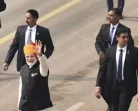 गणतंत्र दिवस पर दर्शकों के बीच मोदी : हाथ हिलाकर किया दर्शकों का अभिवादन, झलक पाने के लिए कुर्सियों से खड़े हुए लोग