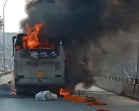 आंध्र प्रदेश के कोव्वूरु में फ्लाईओवर पर निजी बस में लगी आग, 10 लोग बाल-बाल बचे