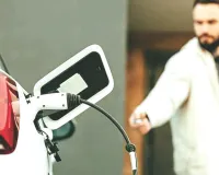 दिल्ली ईवी पॉलिसी 2.0: पुरानी कार को इलेक्ट्रिक में कन्वर्ट करवाने पर दिल्ली सरकार देगी 50,000 रुपए, जानें योजना लागू होने किसे मिलेगा इसका लाभ