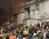 तुर्कमान गेट हिंसा: दिल्ली में अतिक्रमण हटाओ अभियान के दौरान भड़की हिंसा, पांच पुलिसकर्मी घायल, कई लोगों पर केस दर्ज 