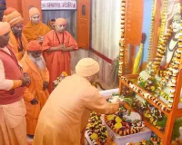 सीएम योगी आदित्यनाथ ने गुरु गोरखनाथ को अर्पित की आस्था की खिचड़ी, नागरिकों के सुखमय-समृद्धमय जीवन की प्रार्थना की