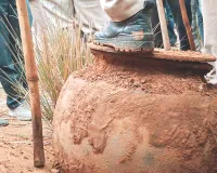 चारागाह भूमि की खुदाई के दौरान मिला सिल्वर का देग