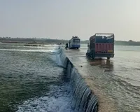 चंबल नदी उफान पर: पालीघाट पर 22 सेमी बढ़ा जलस्तर, झरेल बालाजी पुलिया पर आधा फीट पानी, राहगीर जान जोखिम में डालकर कर रहे आवागमन।
